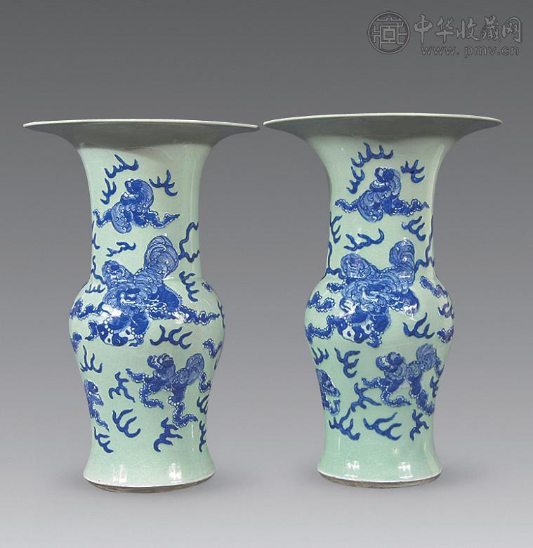 清 豆青地青花狮子戏球花觚(1对)