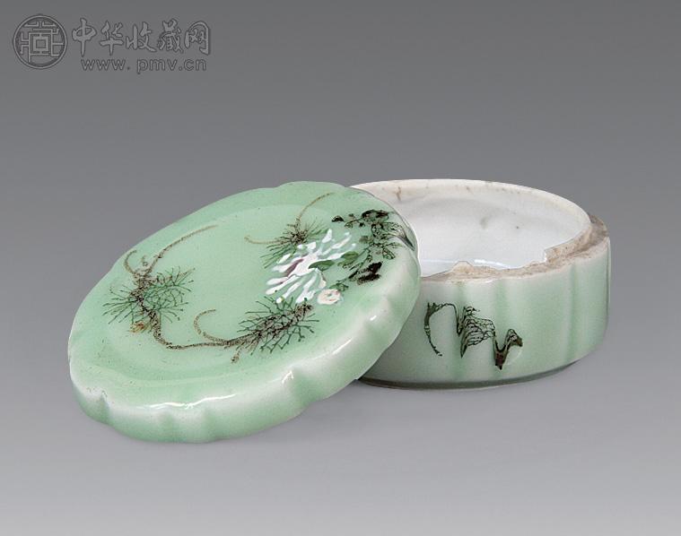 清 豆青釉花卉纹盖盒