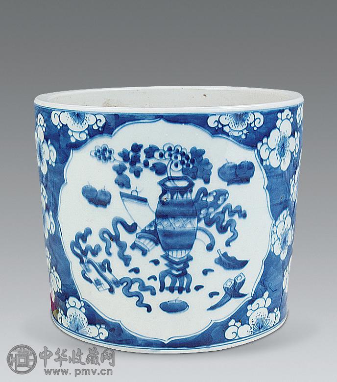 清 青花冰梅纹开光博古纹笔筒