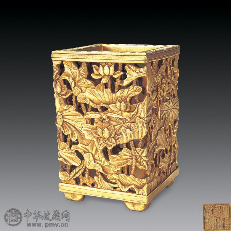清 乾隆款 金地镂空荷塘纹笔筒