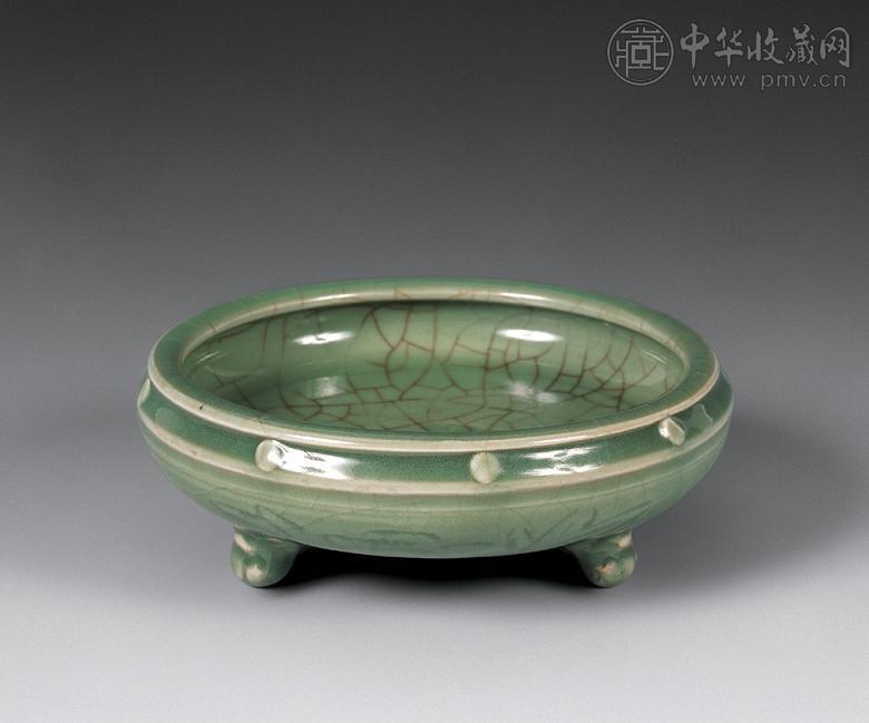 明 龙泉窑梅子青鼓钉三足洗