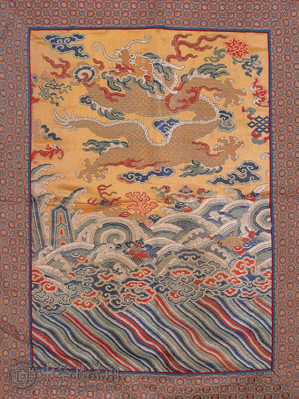 清 黄地海水云龙纹绣片