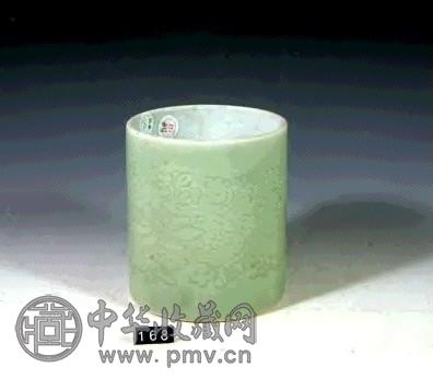 清雍正 豆青暗刻花卉笔筒