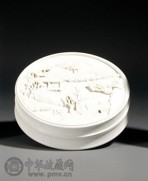 清 十九世纪 素瓷刻山水图盖盒