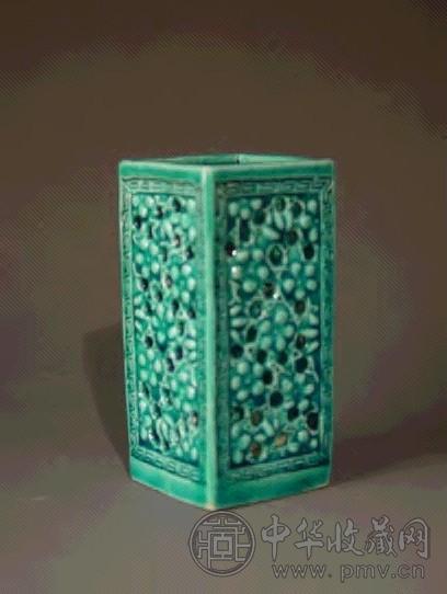 清乾隆 松耳绿釉镂空葡萄纹方笔筒
