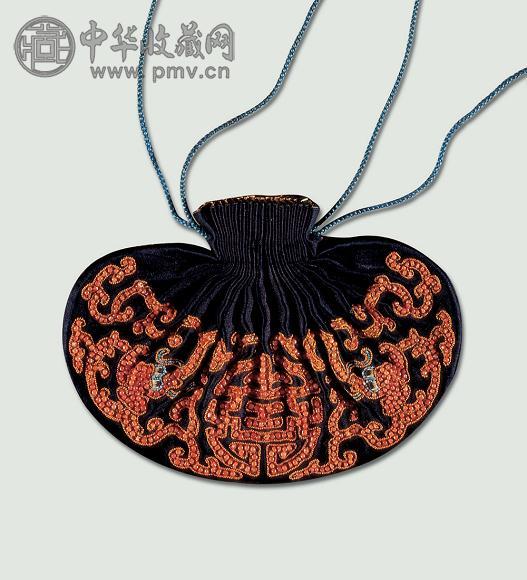 清中期 珊瑚珠绣双龙捧寿纹香囊