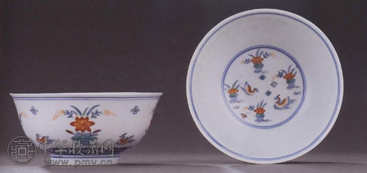 清嘉庆 斗彩莲池鸳鸯图碗(1对)