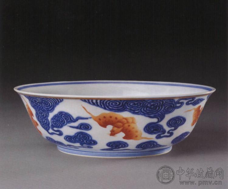 清宣统 青花矾红云蝠纹浅碗