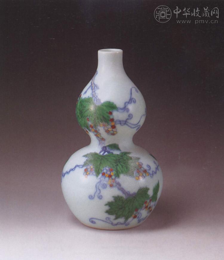 清雍正 斗彩松鼠葡萄葫芦瓶
