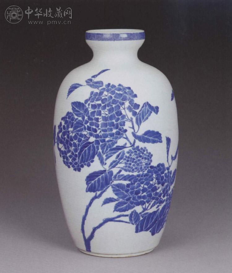 清宣统 青花绣球花纹瓶
