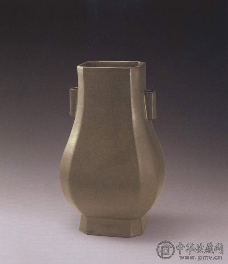 清乾隆 鳝鱼青釉穿带瓶